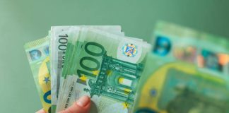 Euro Strengthens As ECB Holds Firm, Fed Signals Easing Bias