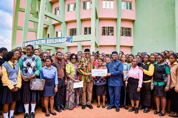 Peter Obi donates N25M  to  university of the Niger, reaffirms commitment to education